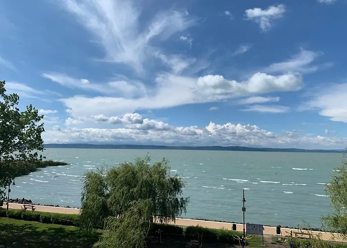 Lakeside Wellness Apartment *